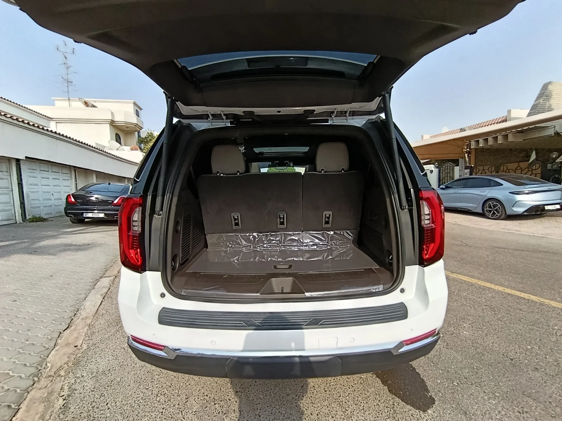 2025 GMC Yukon Elevation - Image 6